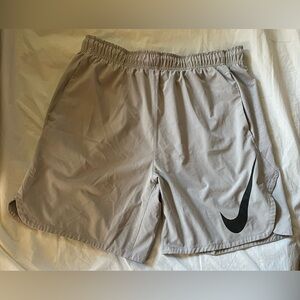 Nike Dri Fit  Men's Light Gray Athletic Shorts Size XL 2 Front Pockets
